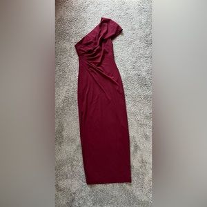 Maroon one shoulder column side slit